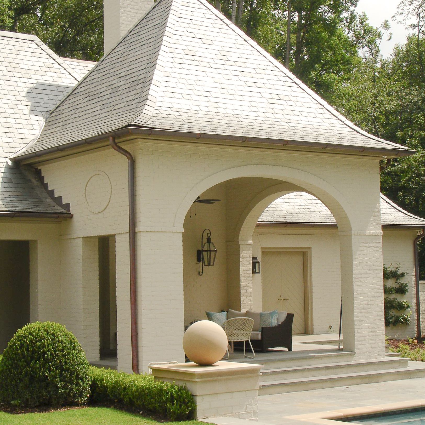 Riposo Beige exterior brick with limestone patio