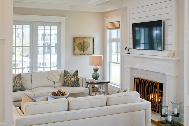 Living room painted in Benjamin Moore Balboa Mist