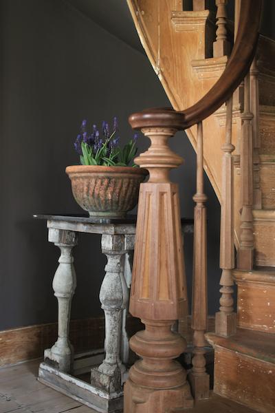 Stairwell wall in Benjamin Moore Kendall Charcoal