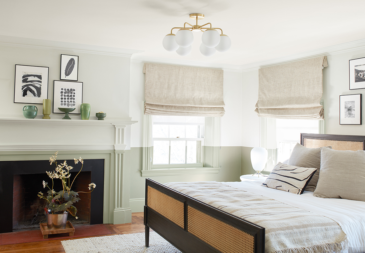 Bedroom featuring Benjamin Moore Waterborne Ceiling Paint, Ultra Flat, in Steam AF-15