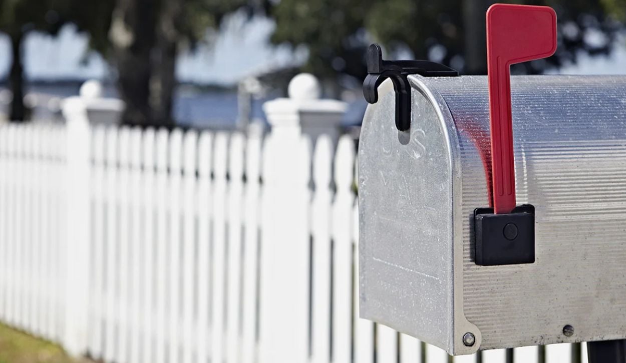 Picture of metal mailbox 