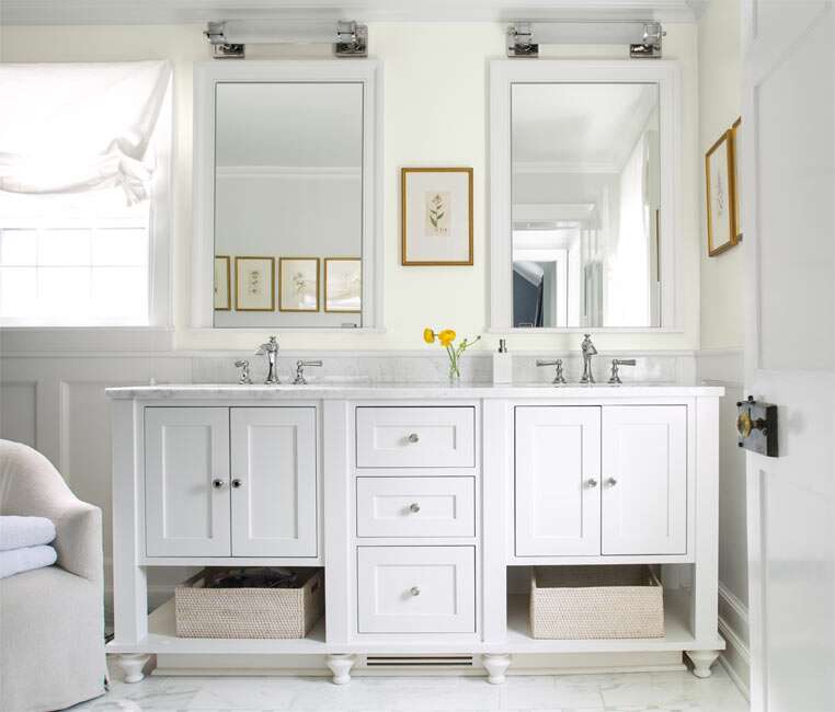 White bathroom painted with Benjamin Moore Ice Mist